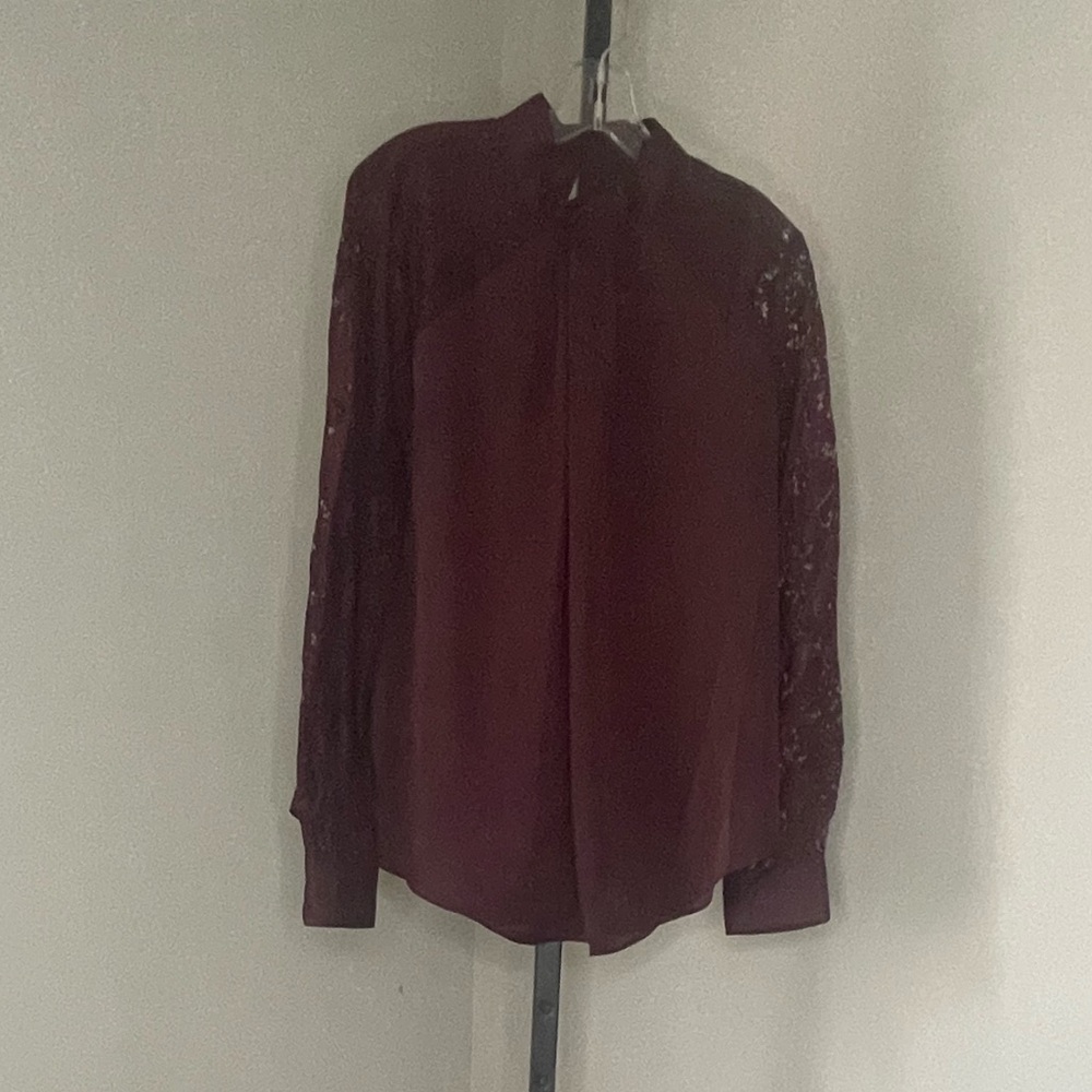 Worthington Blouse. Lace sleeve. Keyhole back. Pretty details.